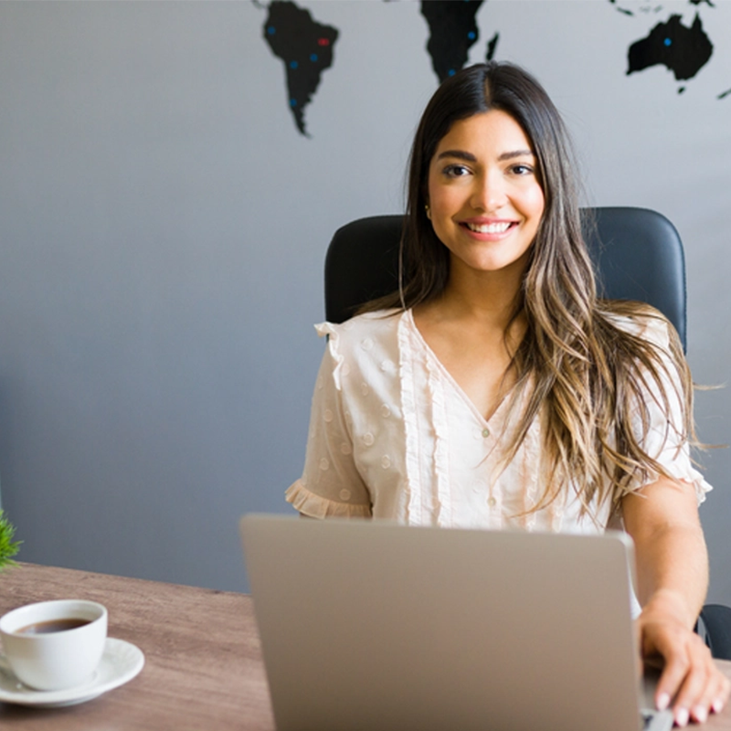 Agente estudando e recebendo treinamento